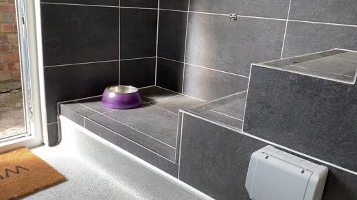 The grey-tiled bathing steps and water bowl by the salon doorway